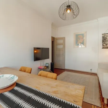 Апартаменты Santa Catarina Flat 2bd With Balcony By Vacationy Порту