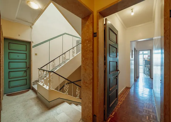 Santa Catarina Flat 2bd With Balcony By Vacationy * Porto