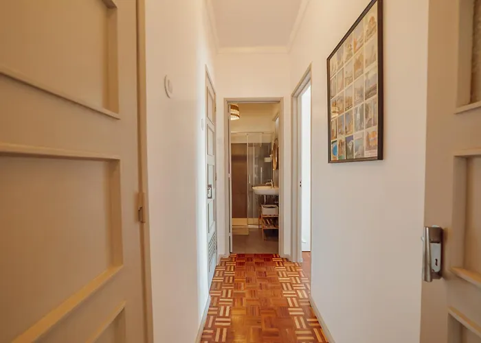 Santa Catarina Flat 2bd With Balcony By Vacationy * Porto